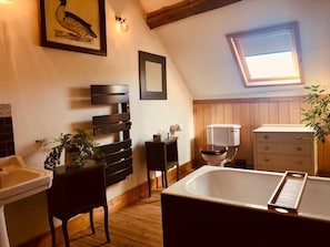 Baignoire, sĂšche-cheveux, bidet, serviettes fournies