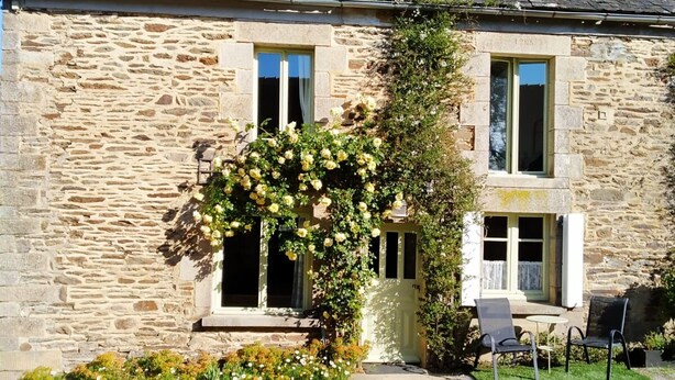 Exterior - Spacious House,  Cosy Accommodation. Log stove. Countryside forest river walks. (La Grée-Saint-Laurent)