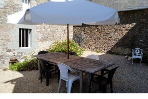 Outdoor dining - Spacious House, Cosy Accommodation. Log stove. Countryside forest river walks. (La Grée-Saint-Laurent)