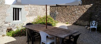 Spacious House,  Cosy Accommodation. Log stove. Countryside forest river walks.