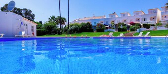 Exclusive town home in the holiday complex Monte da Galé with communal pool
