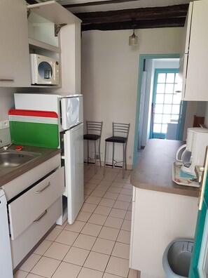 ثلاجة، ميكروويف، فرن، موقد طهي مسطح