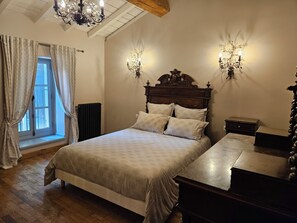 4 makuuhuonetta, silitysrauta/-lauta, vauvan matkasänky, ilmainen Wi-Fi