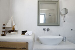 Combined shower/bathtub, hair dryer, towels, shampoo - 3 bedroom Luxury villa , 200m by  famous Monolithos  beach! 