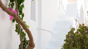 Ein Gebäude mit weißen Wänden und einer Treppe, die zu einer höheren Ebene führt.