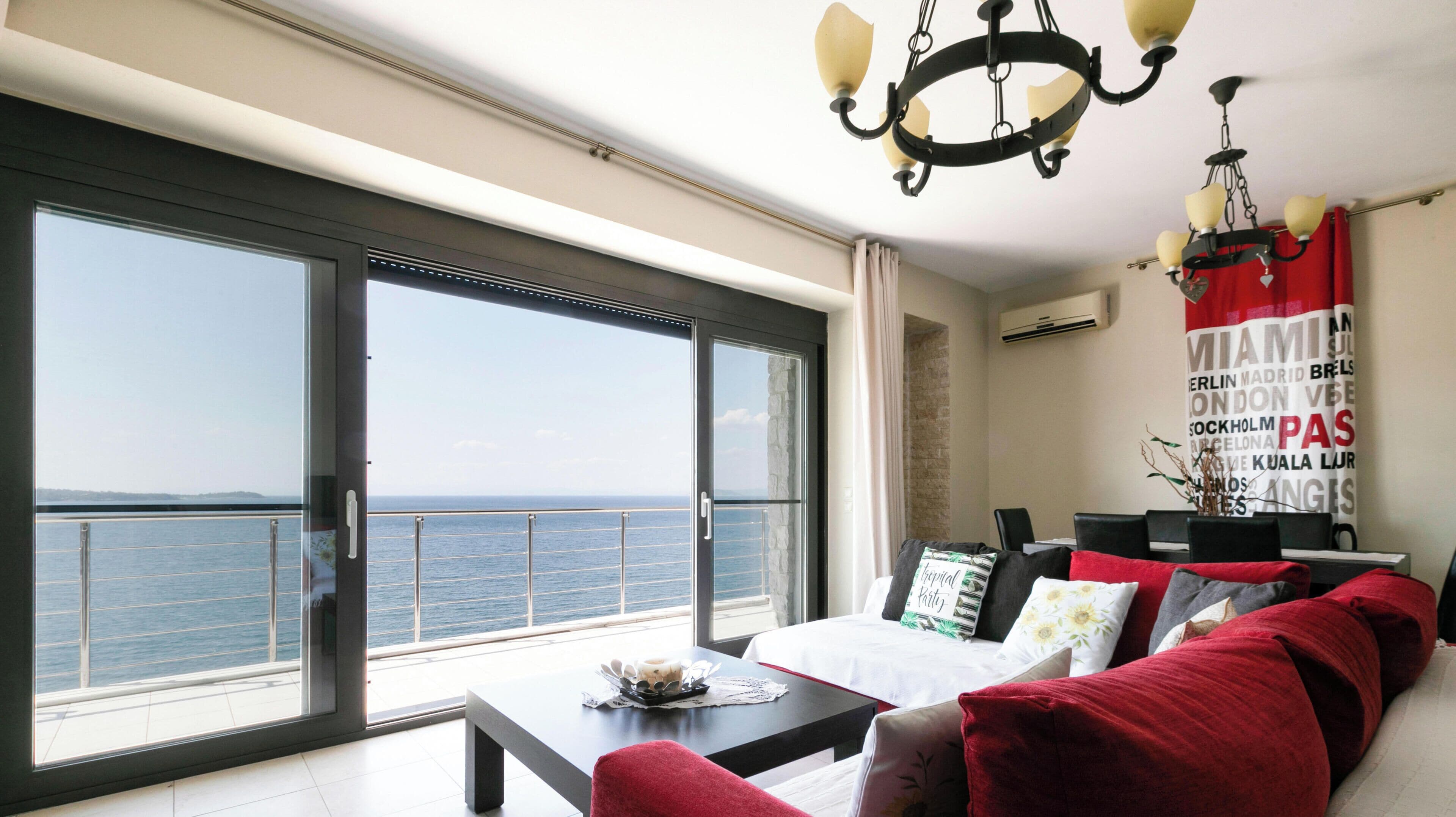 Smart TV, caminetto, lettore DVD, biblioteca musicale