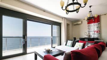 Smart TV, caminetto, lettore DVD, biblioteca musicale