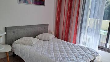 1 chambre, matelas mémoire de forme, fer et planche à repasser