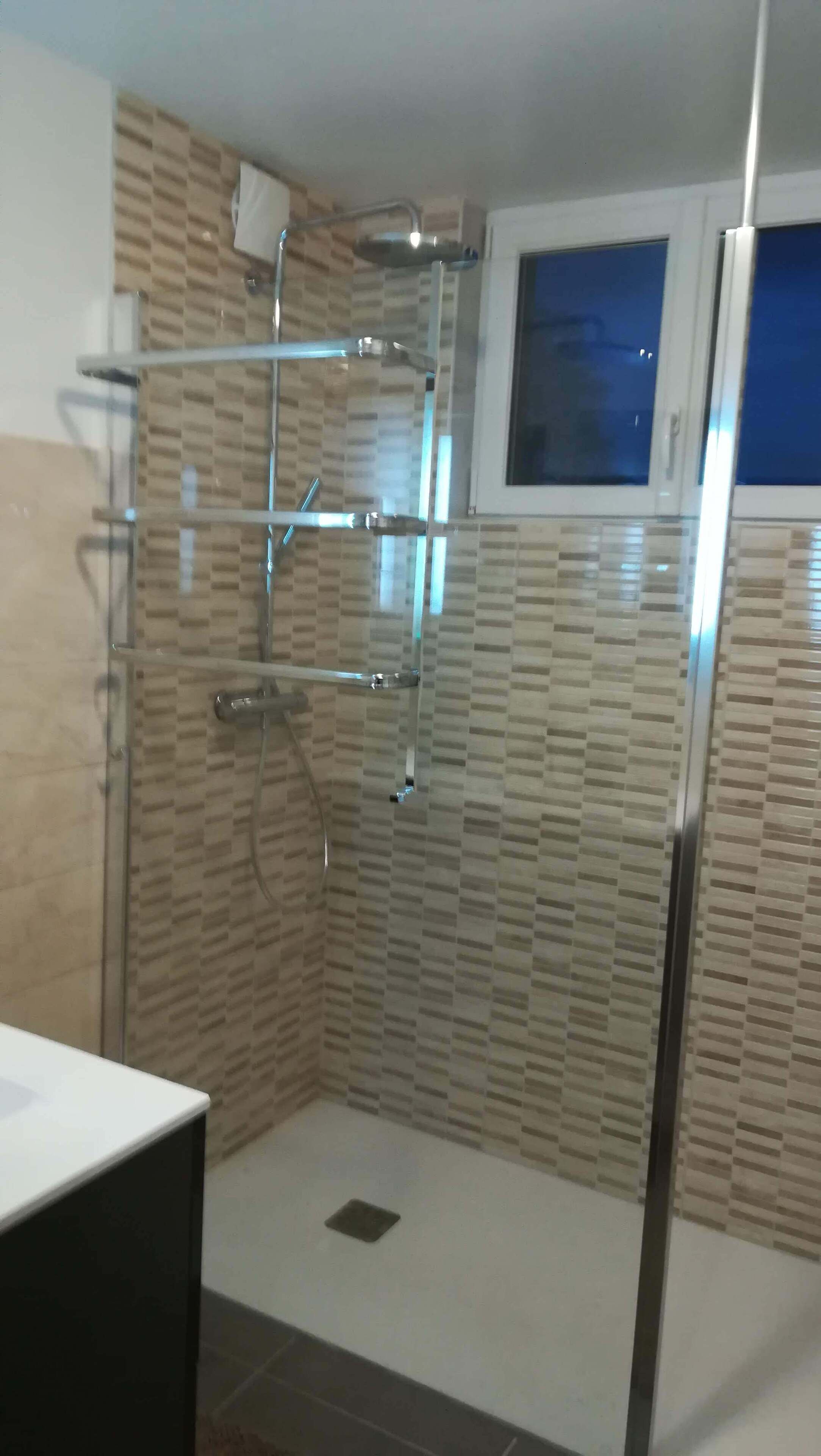 Douche, sèche-cheveux, serviettes fournies