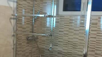 Douche, sĂšche-cheveux, serviettes fournies