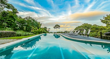 Villa privada en la jungla, con vista al mar, piscina infinita, vida silvestre y aire acondicionado