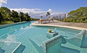 Una piscina con borde infinito, una piscina de entrenamiento