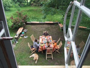 Outdoor dining - Unique adventure barn: XL sauna, private cinema & hay barn on 200 square meters (garvensdorf)