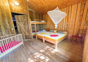 2 bedrooms, travel cot, free WiFi, bed sheets - Unique adventure barn: XL sauna, private cinema & hay barn on 200 square meters (garvensdorf)