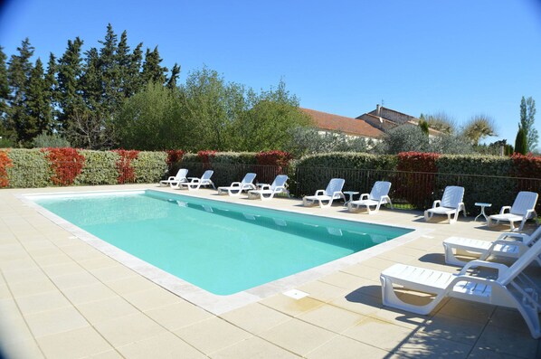 Una piscina al aire libre