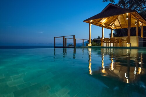 Cliff House with Private Infinity Pool. 3 Minute Walk to the Beach.