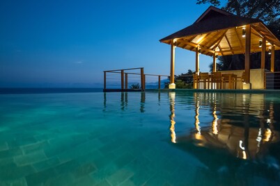 Cliff House with Private Infinity Pool. 3 Minute Walk to the Beach.