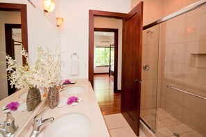 Dusche, Handtücher, Toilettenpapier