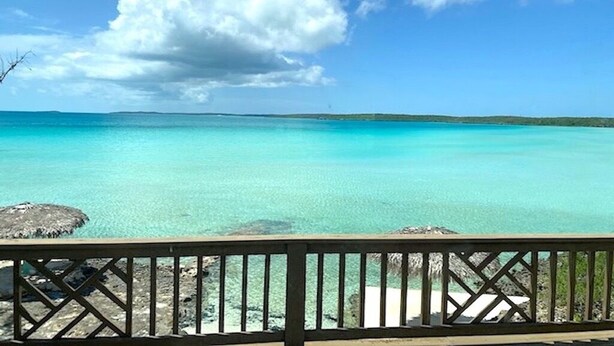 On peut admirer une vue imprenable sur les eaux turquoise depuis une terrasse en bois dotée d’une balustrade.
