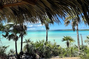 Plage privée, chaises longues, serviettes de plage