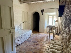 4 slaapkamers, een strijkplank/strijkijzer, reisbedje, gratis wifi