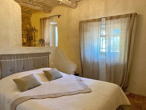 4 dormitorios, tabla de planchar con plancha, cuna de viaje