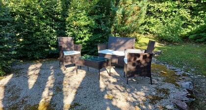Charmant chalet, emplacement village, jardin, parking, vues et WiFi