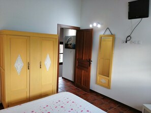 1 slaapkamer, een bureau, een strijkplank/strijkijzer, beddengoed