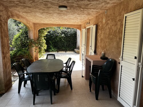 Flat with garden, 5000 sq. mt. of land, ideally located at Pinarello beach 