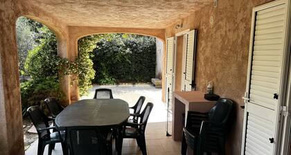 Appartement avec jardin, 5000 m2 de terrain, idéalement situé plage Pinarello