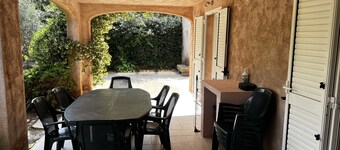 Flat with garden, 5000 sq. mt. of land, ideally located at Pinarello beach