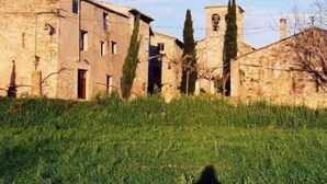 Un edificio de piedra con varias ventanas y una torre.