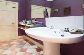 Ensemble douche/baignoire, sèche-cheveux, serviettes fournies