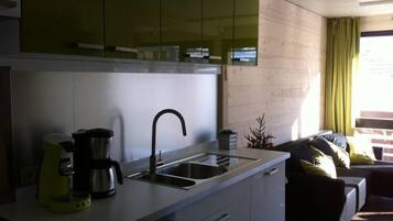 Geladeira, micro-ondas, fogão, cooktop