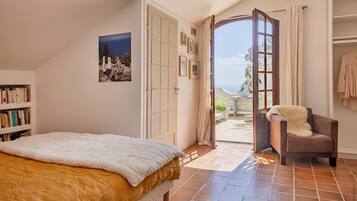 5 bedrooms, iron/ironing board, travel crib, free WiFi