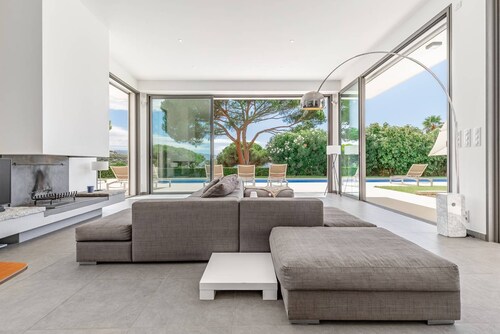 Villa California - 6 bedrooms, swimming pool with lap lane and beach access on foot
