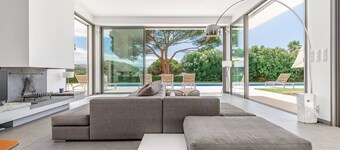 Villa California - 6 bedrooms, swimming pool with lap lane and beach access on foot