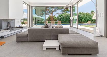 Villa California - 6 bedrooms, swimming pool with lap lane and beach access on foot