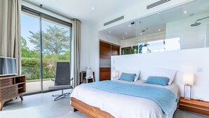 Una habitación de hotel moderna con una cama grande, un escritorio y una silla.
