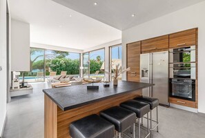 Kühlschrank, Mikrowelle, Ofen, Geschirrspüler