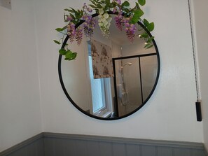 Ensemble douche/baignoire, sèche-cheveux, serviettes fournies, savon