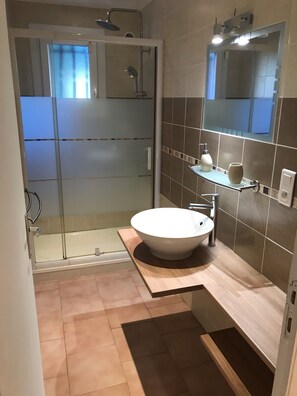Shower, toilet paper - Quiet apartment, land 5000 sqm, ideally situated, beach Pinarello (Zonza)