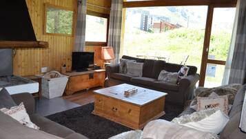 Smart TV, chimenea, reproductor de DVD y juguetes