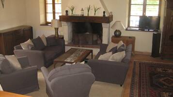 TV, peis, DVD-spiller og bordtennis