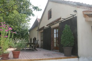 Outdoor dining - Gascon Farmhouse With Private Pool (Labarthète)