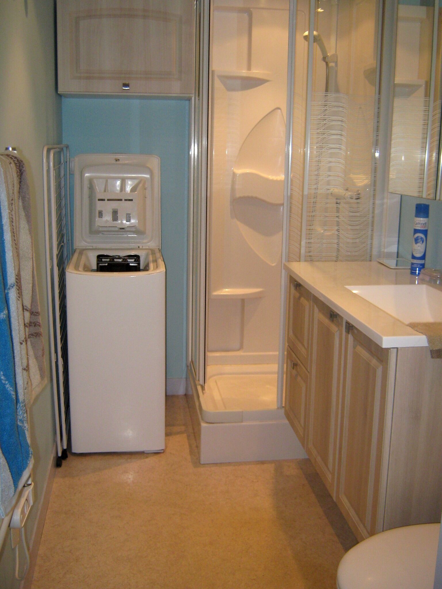 Dusche, Haartrockner, Handtücher, Toilettenpapier