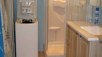 Dusche, Haartrockner, Handtücher, Toilettenpapier