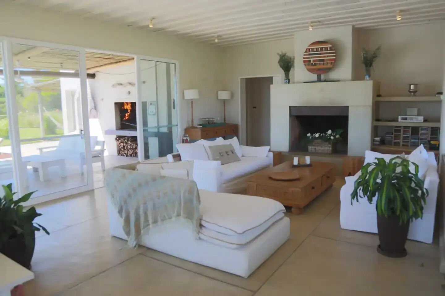 智能电视、壁炉、DVD 播放器、桌上足球