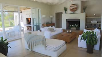 Smart TV, fireplace, DVD player, table football