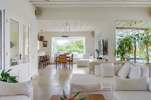 Smart-TV, Kamin, DVD-Player, Tischfußball